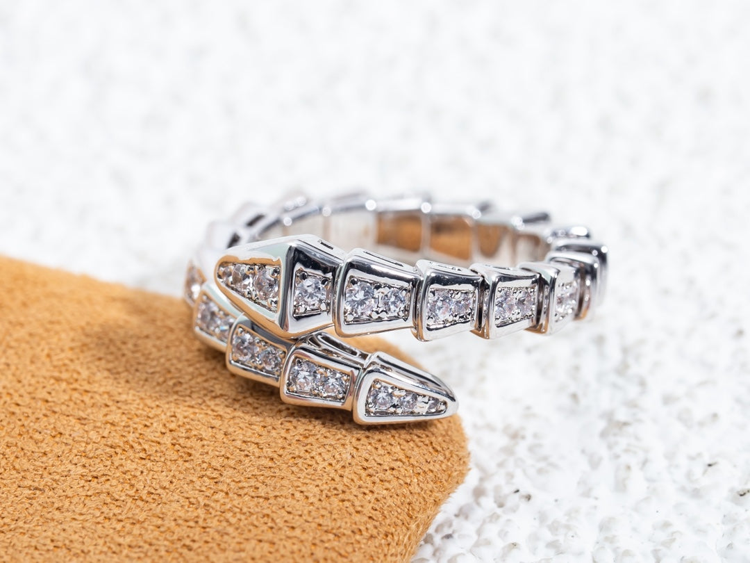 [ロイヤルジュエリー]セルペンティリング シルバー ダイヤモンドパヴェ 4MM