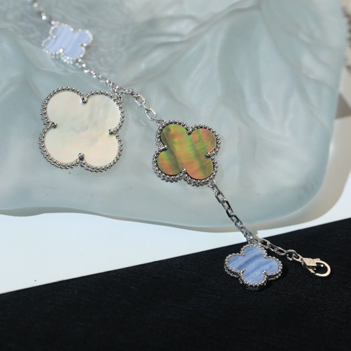 [Royal Jewelry]CLOVER BRACELET 5 MOTIFS MOP CHALCEDONY SILVER