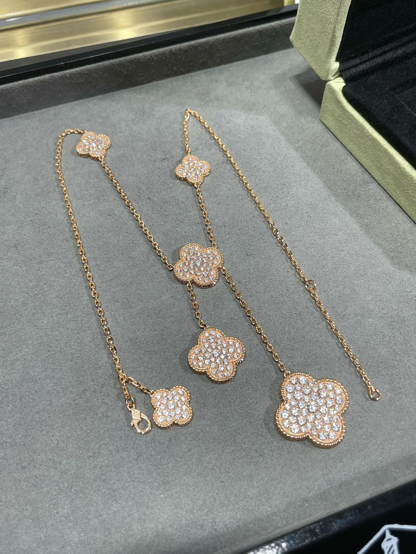 [ロイヤルジュエリー]クローバー6モチーフダイヤモンドパヴェネックレス