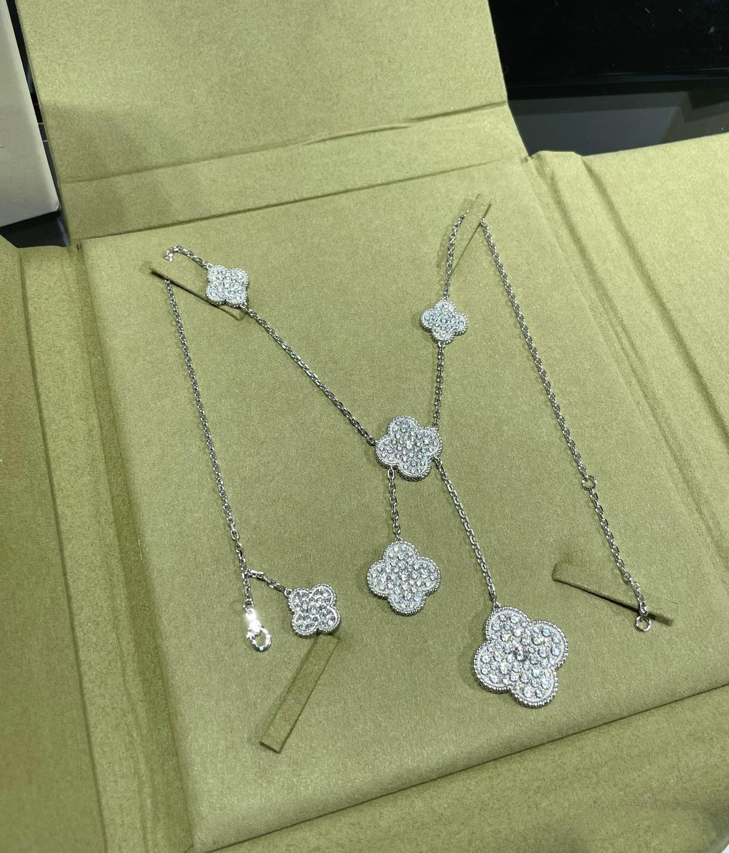 [ロイヤルジュエリー]クローバー6モチーフダイヤモンドパヴェネックレス