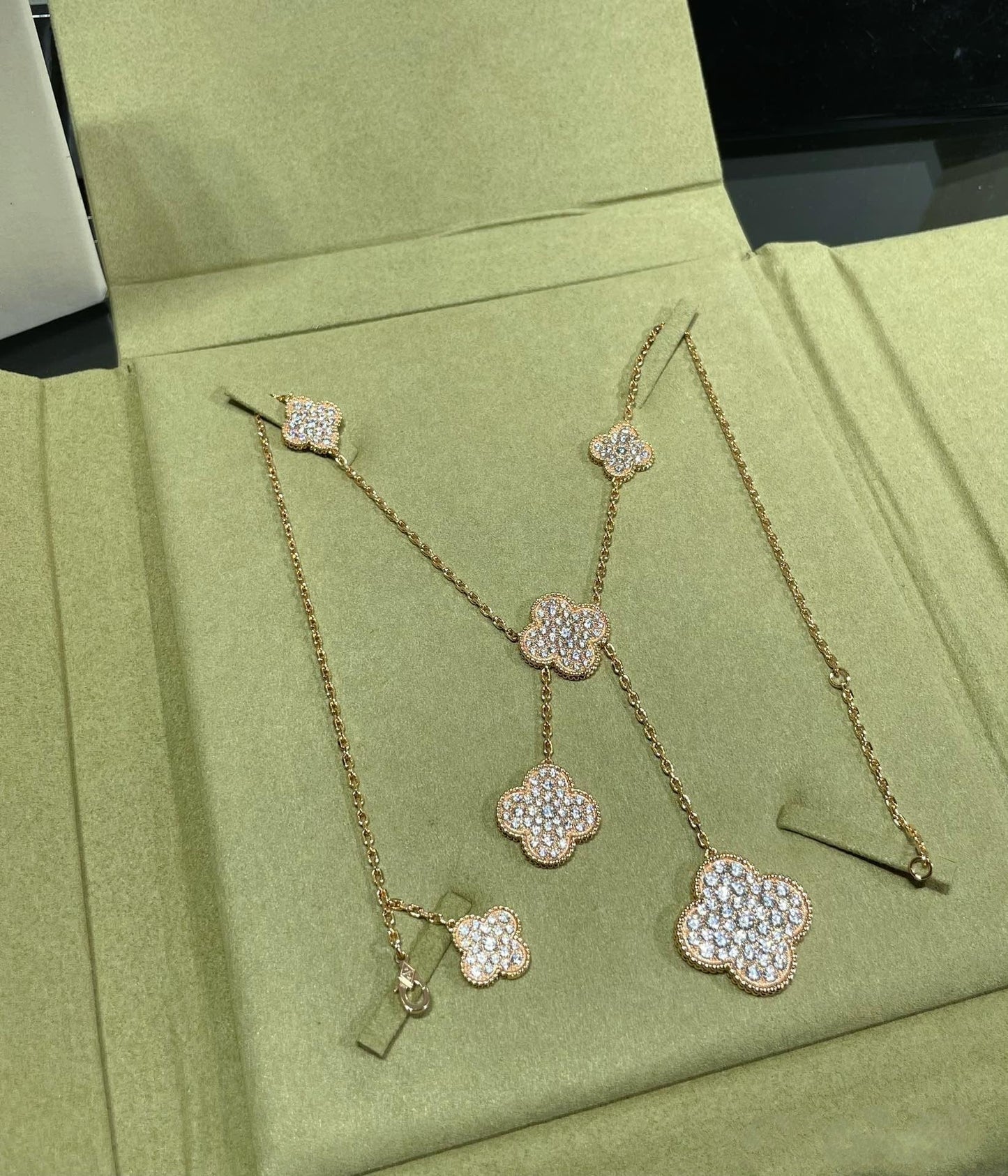 [ロイヤルジュエリー]クローバー6モチーフダイヤモンドパヴェネックレス