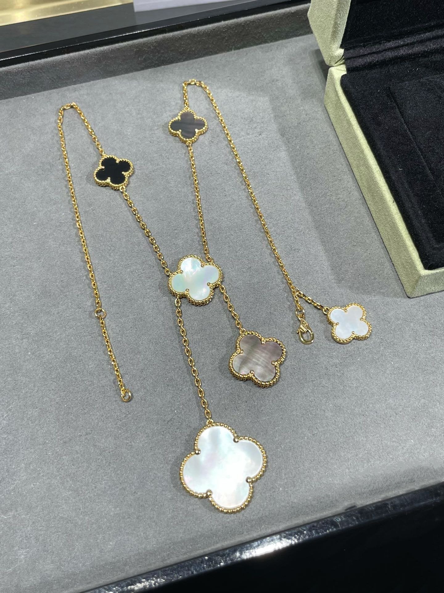 [ロイヤルジュエリー]クローバー 6モチーフ マザーオブパール オニキス ゴールド ネックレス
