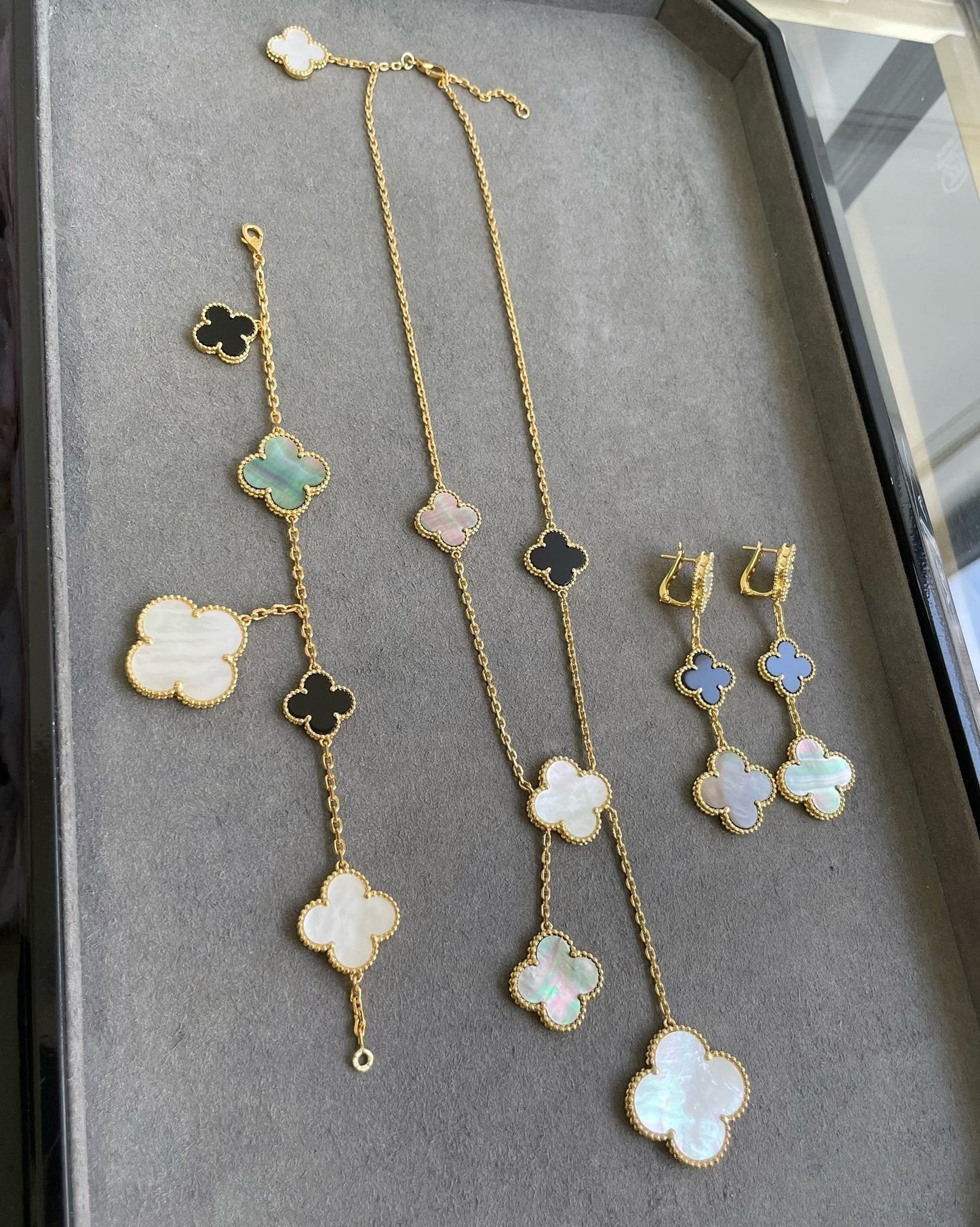[ロイヤルジュエリー]クローバー 3モチーフ 白蝶貝 オニキス 黒蝶貝 ピンクゴールド ピアス
