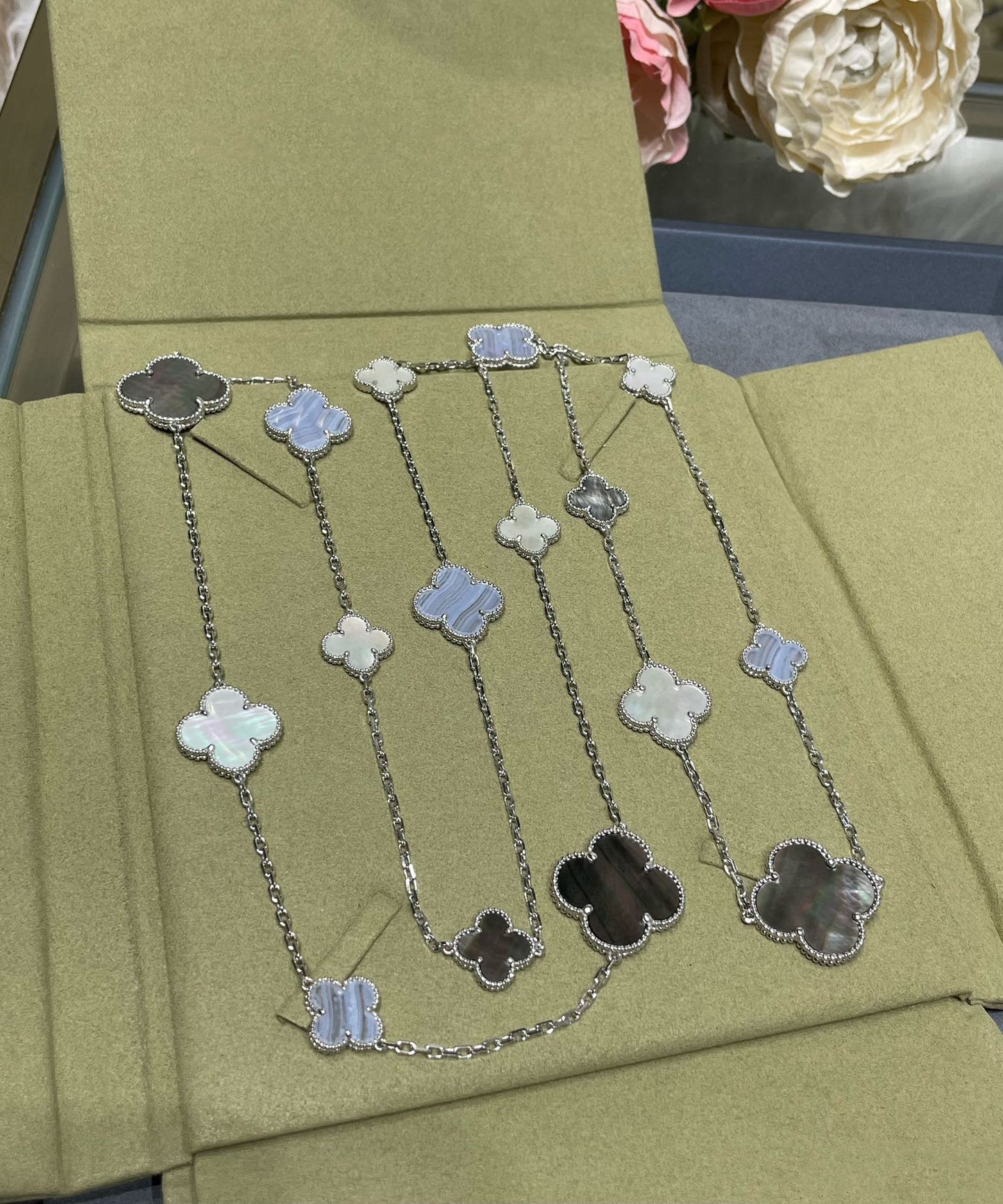 [ロイヤルジュエリー]クローバー 16モチーフ カルセドニー マザーオブパール シルバーネックレス