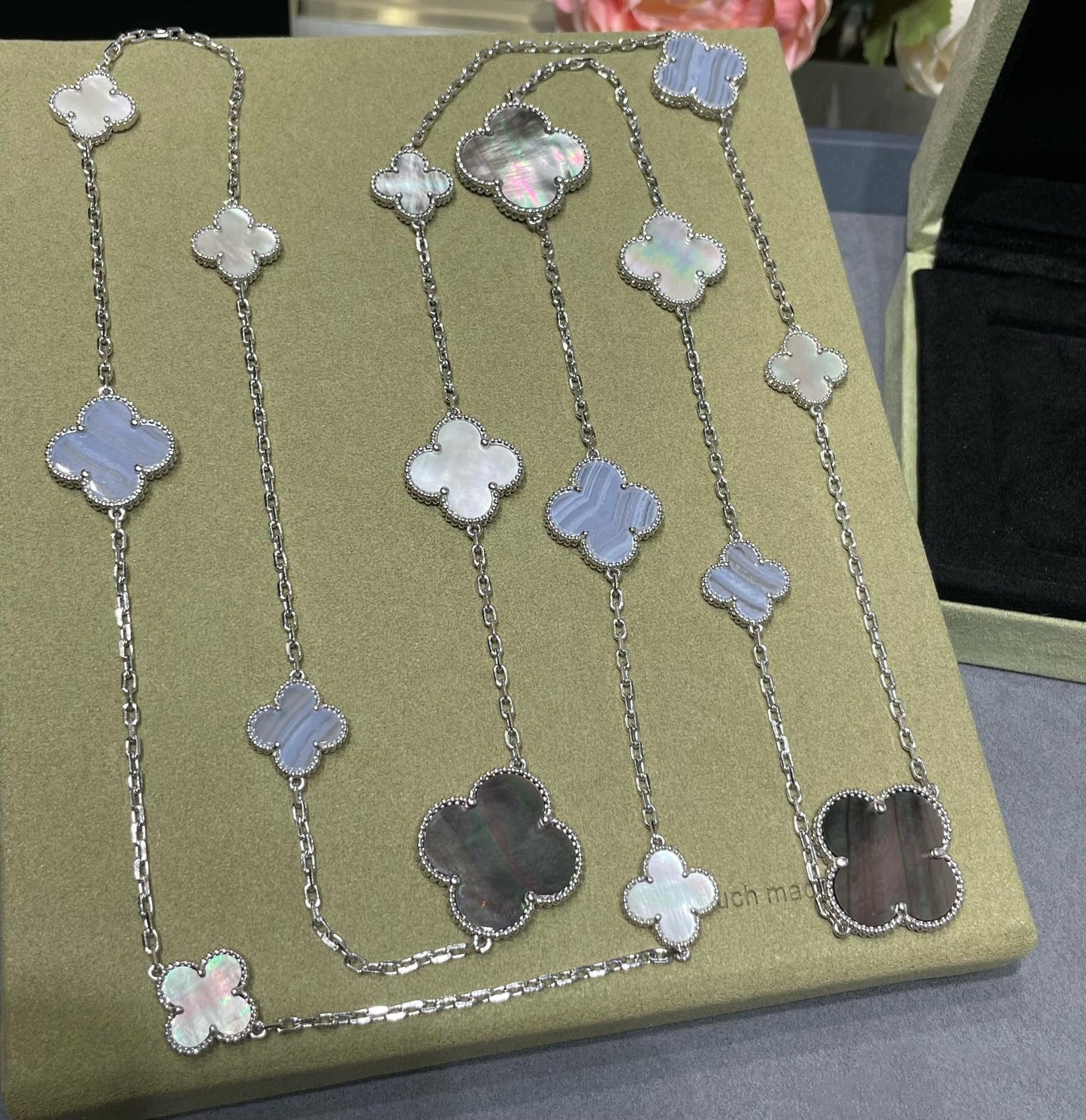 [ロイヤルジュエリー]クローバー 16モチーフ カルセドニー マザーオブパール シルバーネックレス