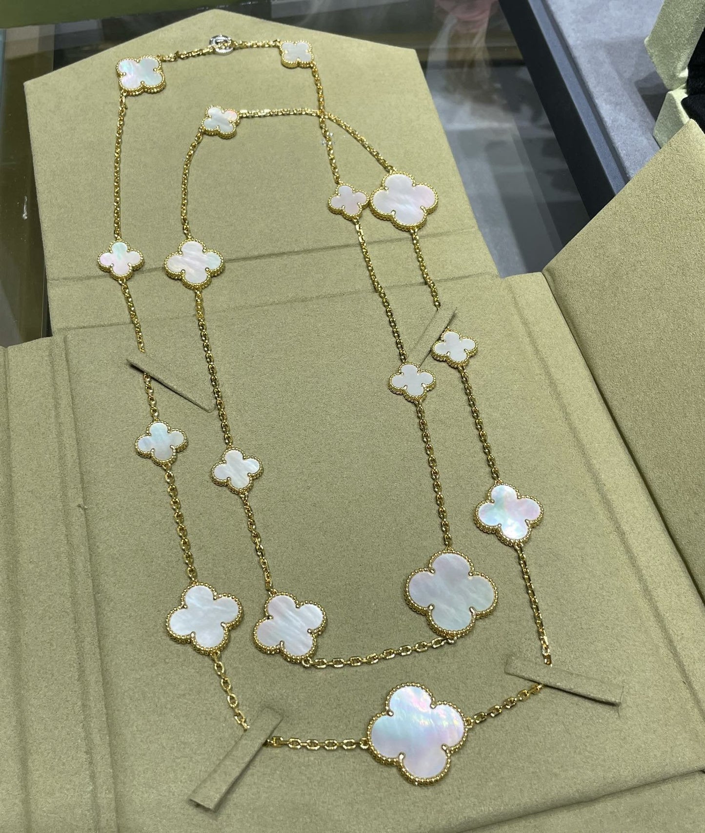 [Royal Jewelry]クローバー16モチーフホワイトマザーオブパールゴールドネックレス