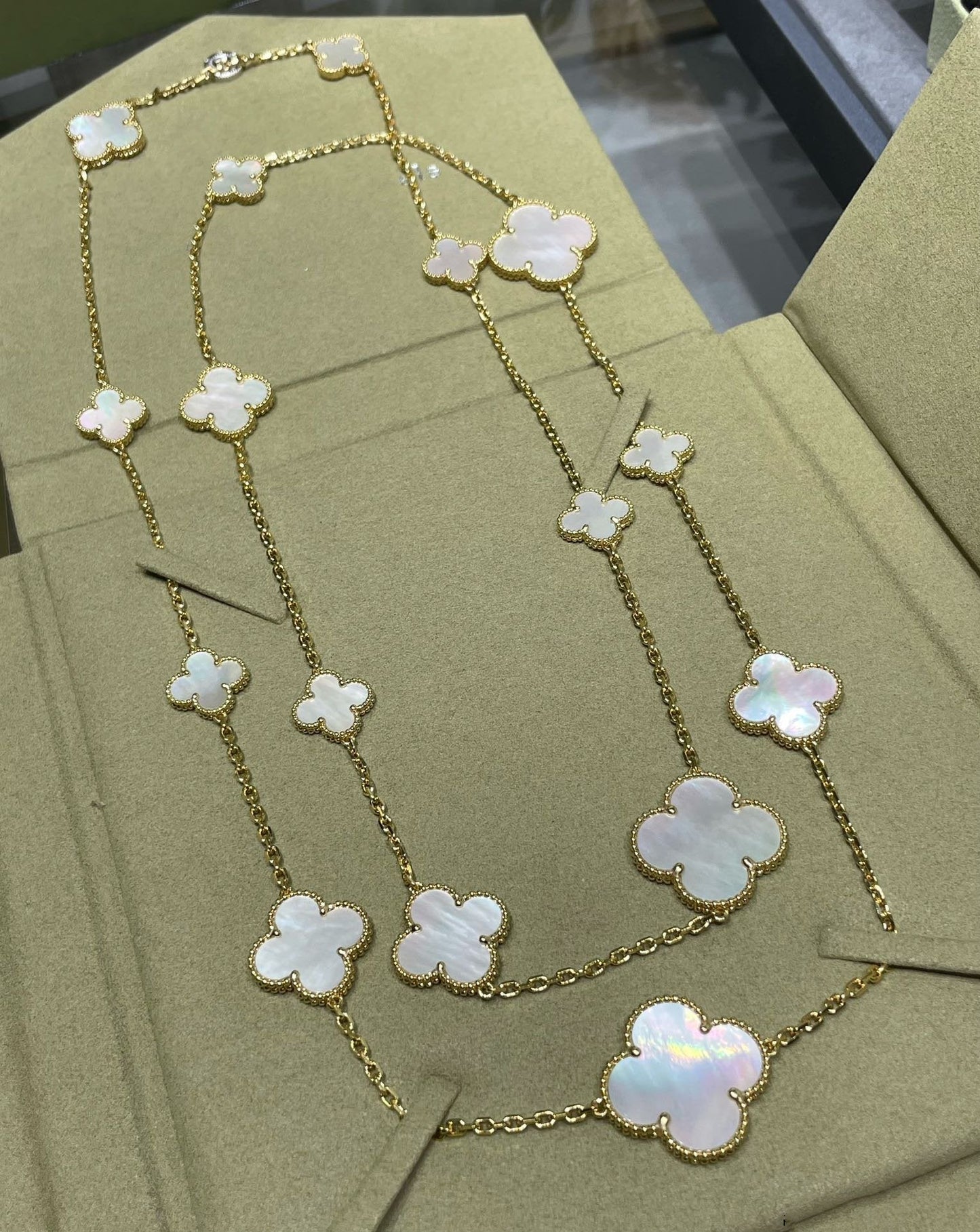[Royal Jewelry]クローバー16モチーフホワイトマザーオブパールゴールドネックレス
