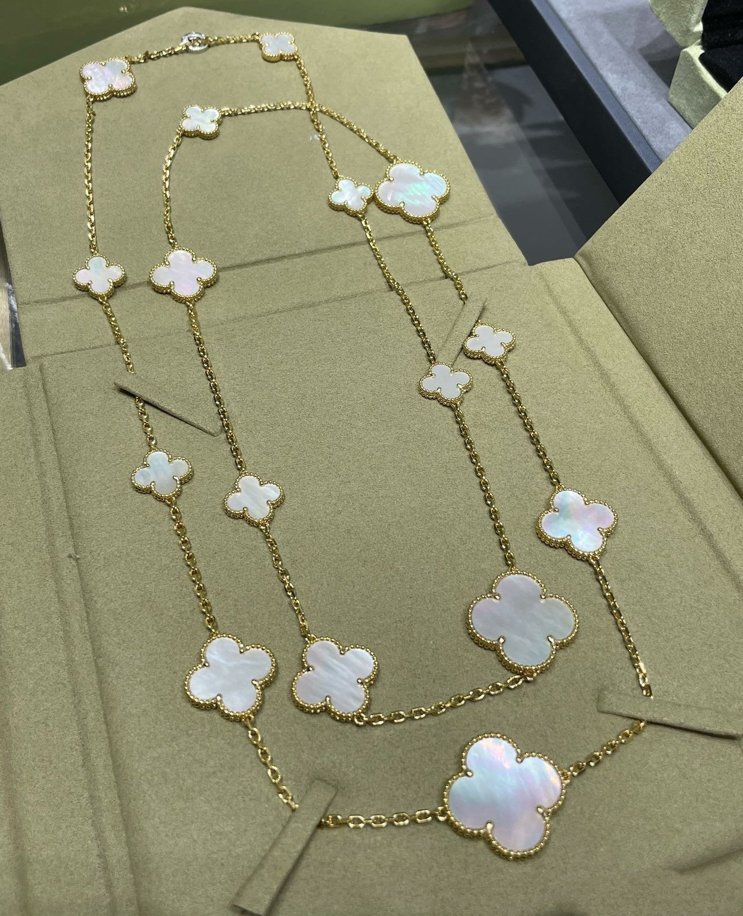[Royal Jewelry]クローバー16モチーフホワイトマザーオブパールゴールドネックレス