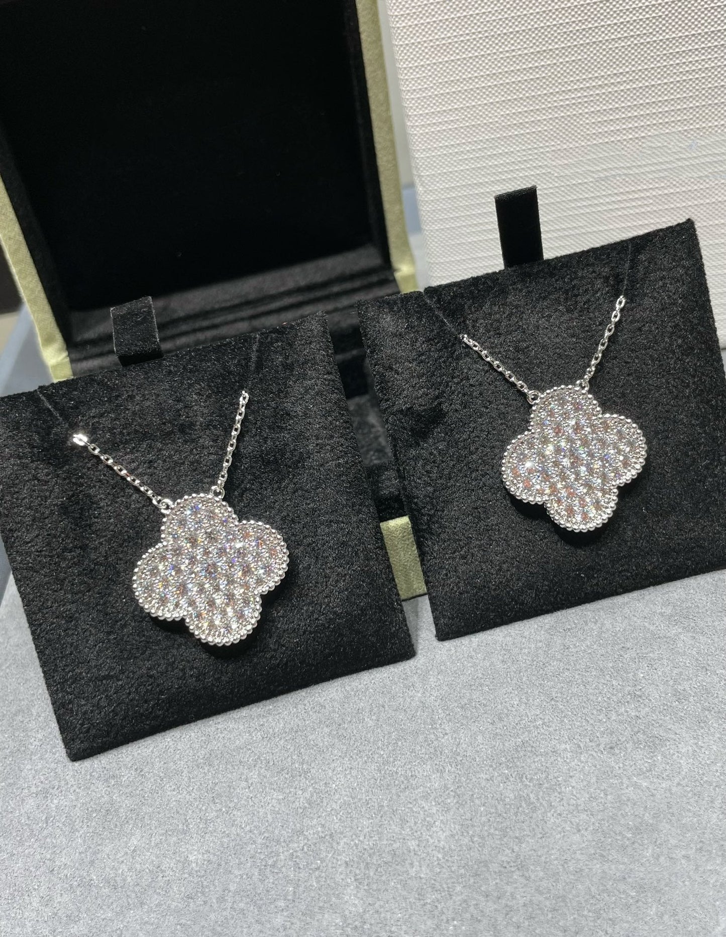 [ロイヤルジュエリー]クローバー 25MM ラージペンダント ダイヤモンドパヴェ シルバーネックレス