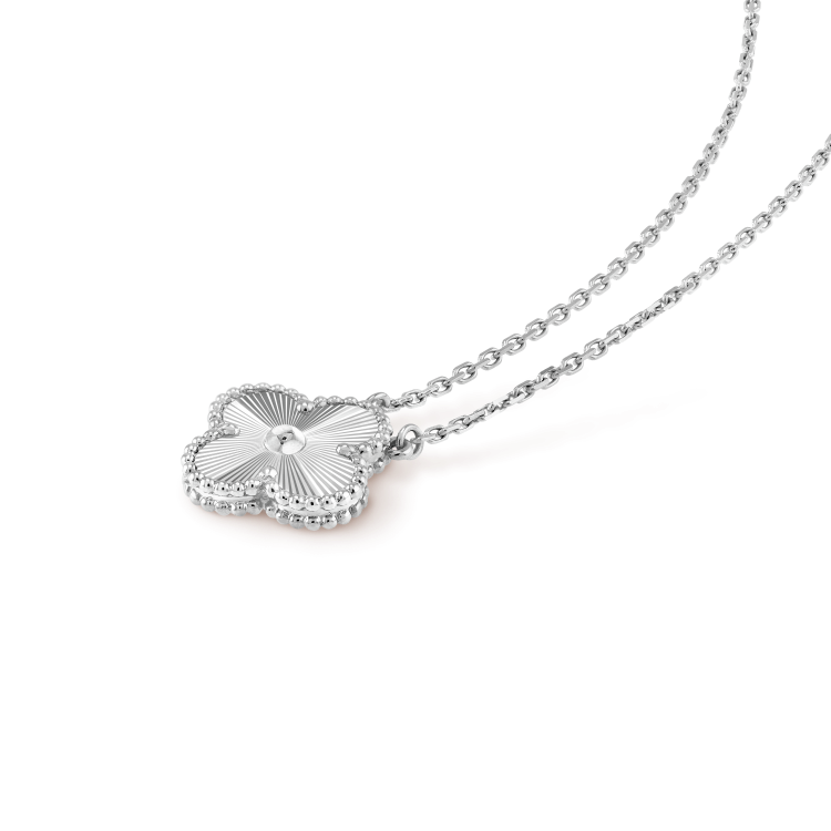 [ロイヤルジュエリー]クローバー 15mm レーザーネックレス シルバー
