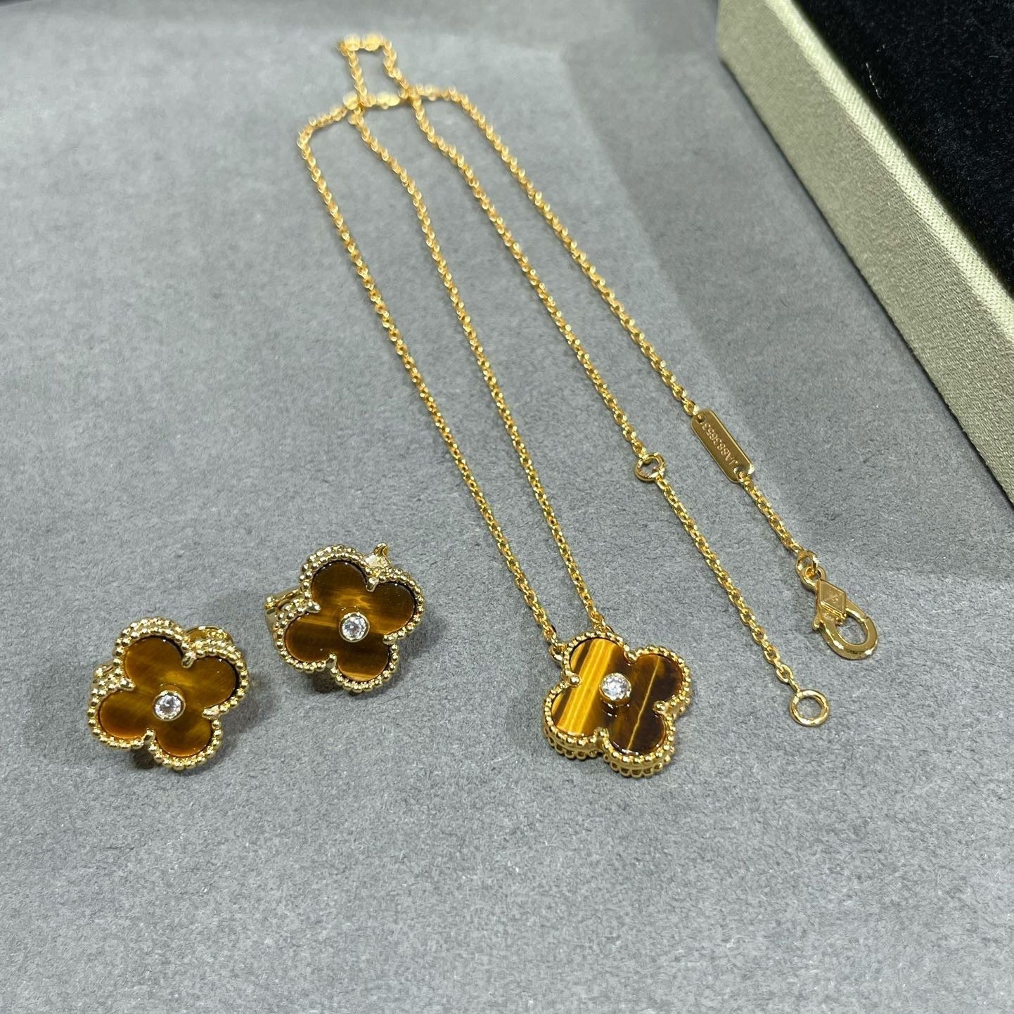 [ロイヤルジュエリー]クローバー 15MM ダイヤモンド & イエロータイガーアイアゲート ネックレス
