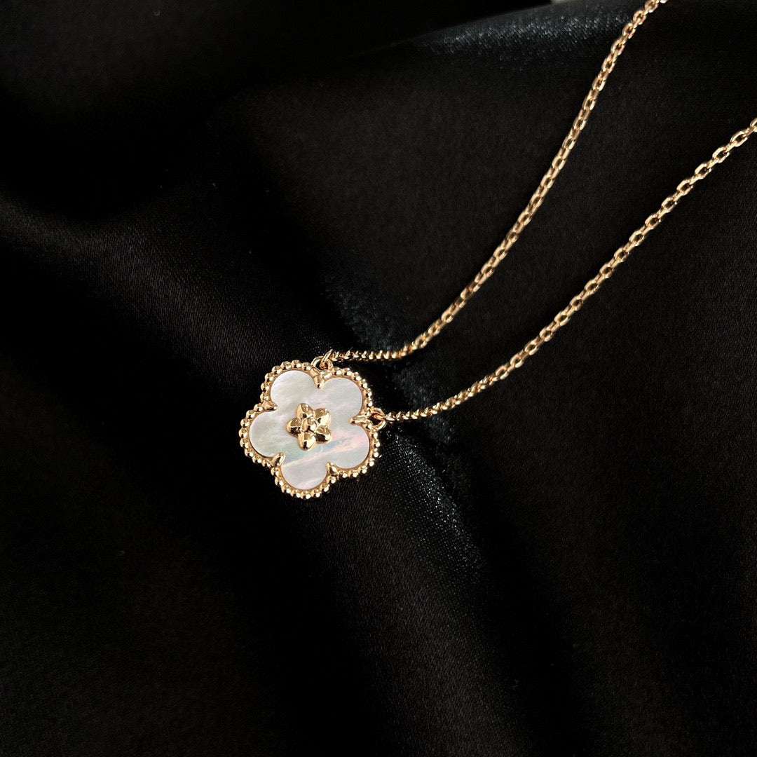 [Royal Jewelry]LUCKY  WHITE MOP  PLUM BLOSSOM NECKLACE