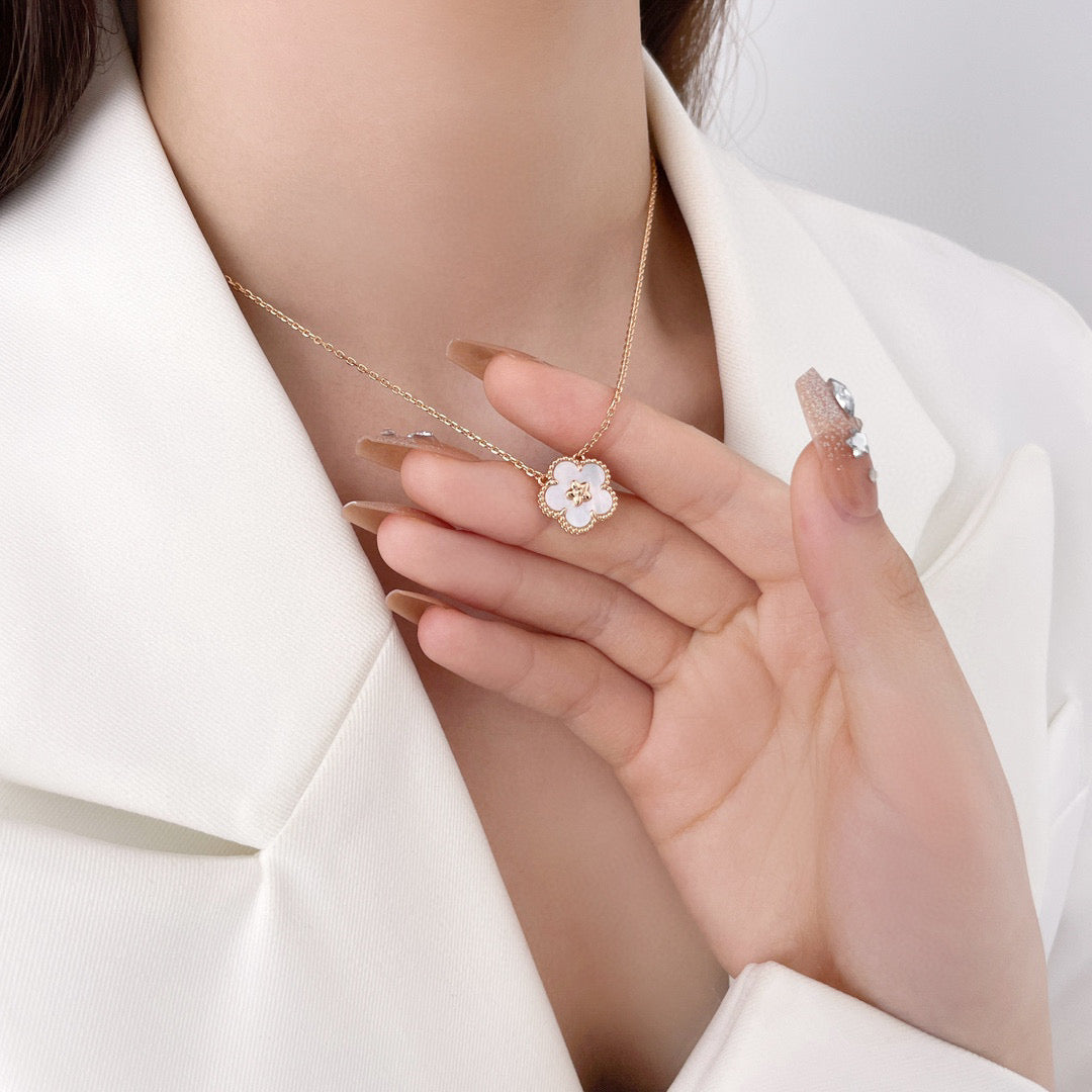 [Royal Jewelry]LUCKY  WHITE MOP  PLUM BLOSSOM NECKLACE