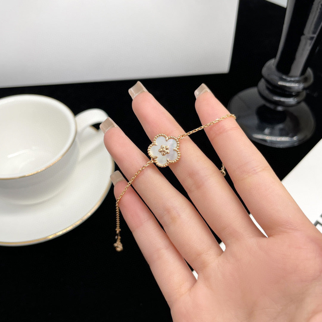 [Royal Jewelry]LUCKY  WHITE MOP  PLUM BLOSSOM NECKLACE