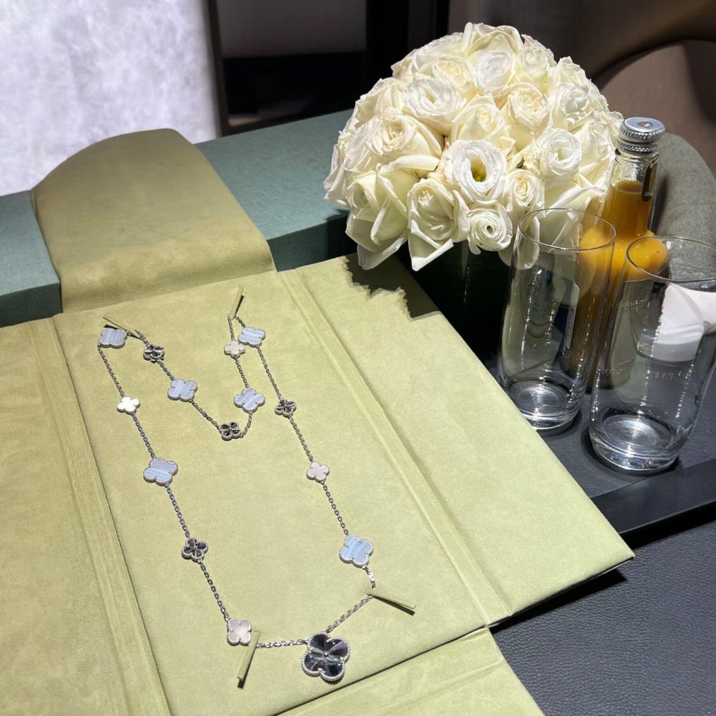[ロイヤルジュエリー]DETACHABLE CLOVER 15(11+4) FLOWER SILVER NECKLACE SET