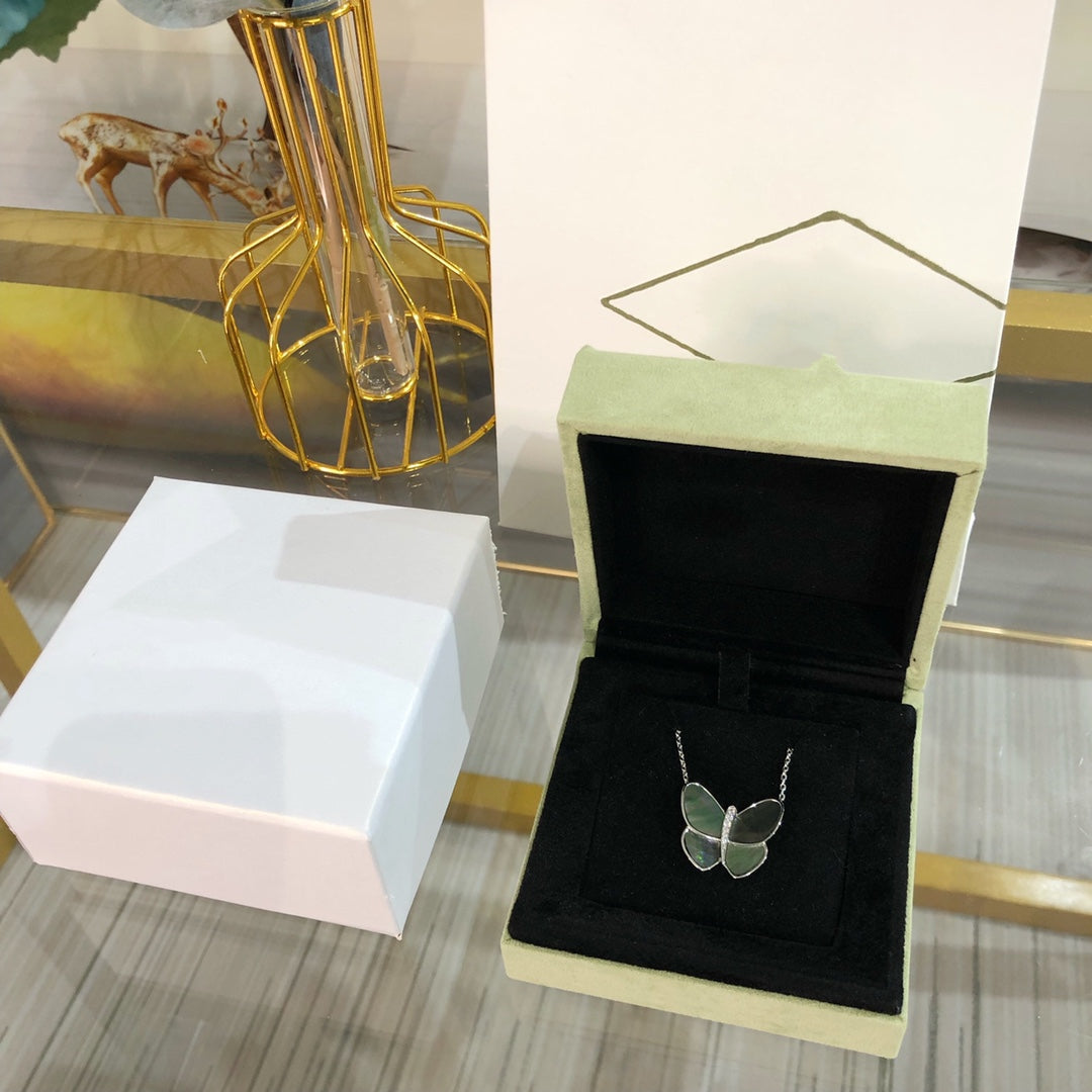 [ロイヤルジュエリー] ラージバタフライシルバーペンダント ダイヤモンドネックレス